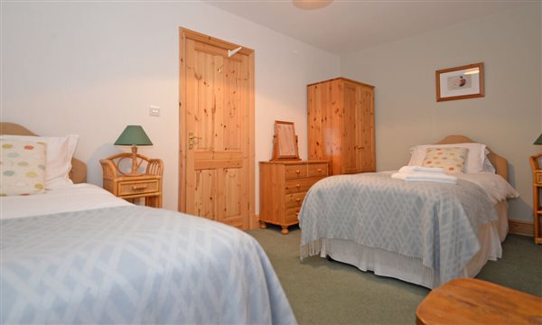 Hulber Cottage Twin Bedroom